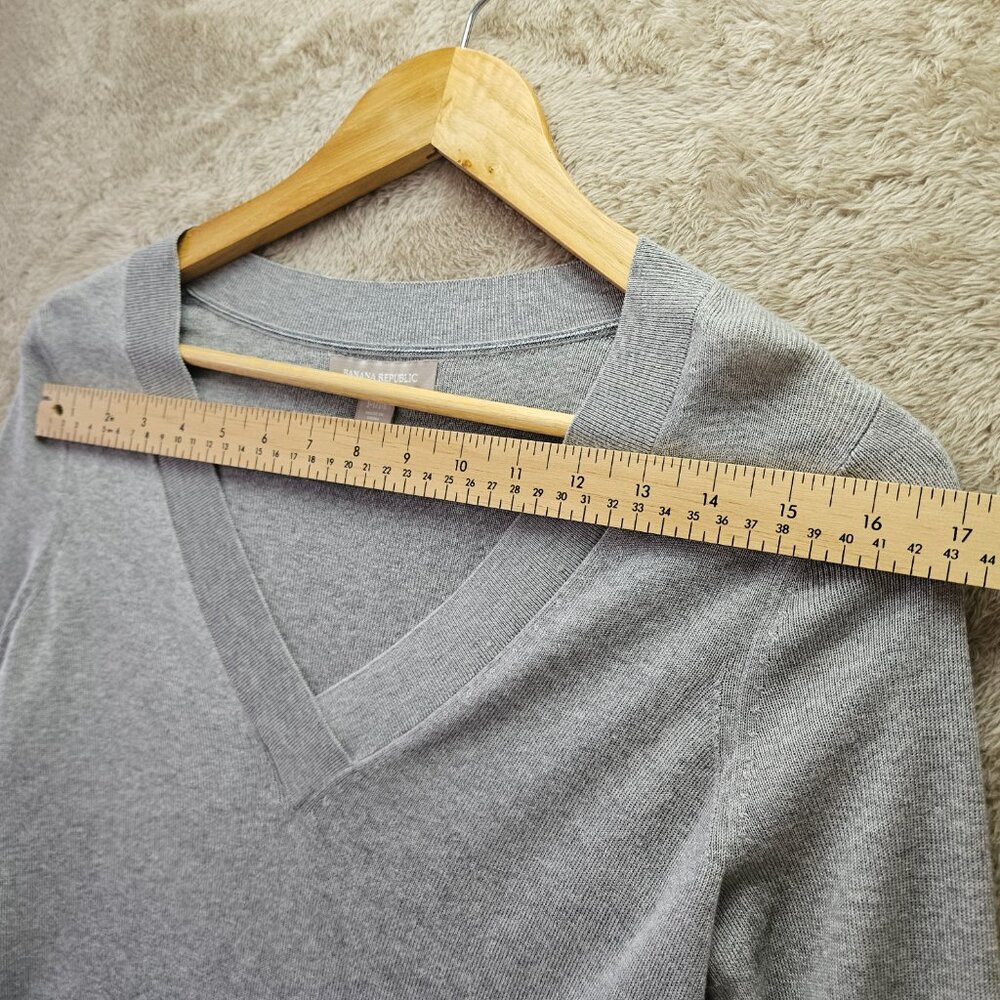 Banana Republic Gray Long Sleeve V-neck Knit Sweater Silk Cotton Size M - Picture 4 of 5
